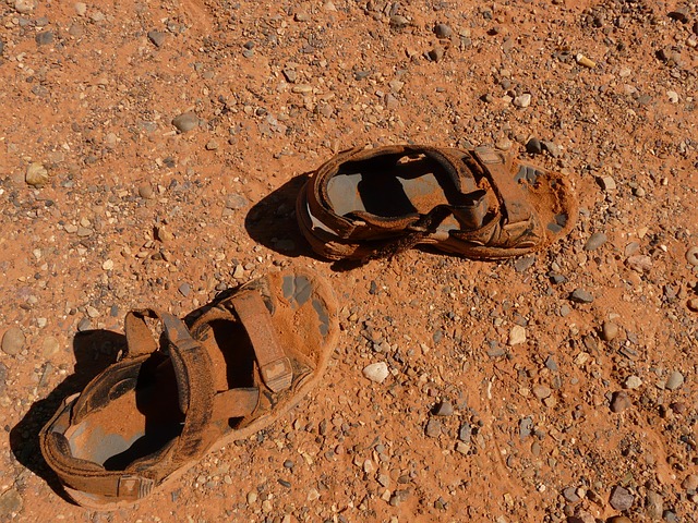 zničené sandály