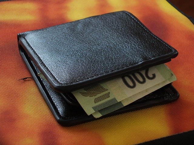 peněženka s bankovkami.jpg